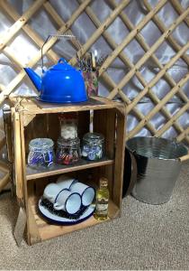 约克Eisa Yurt的木盒子,茶壶和食物