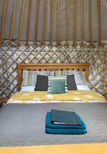 约克Eisa Yurt的圆顶帐篷内的一张床位,配有木制床头板