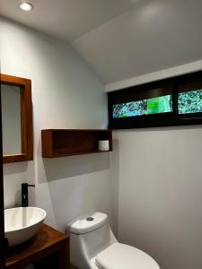 福尔图纳Hotel Arenal Glamping的浴室配有白色卫生间和盥洗盆。