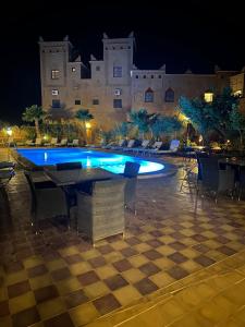 斯库拉Kasbah Ait BenHadda的一个带桌椅的夜间游泳池