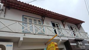 伊尔哈德博伊巴Pousada Divina Vila的大楼一侧的阳台