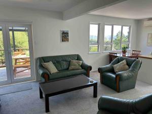 Wairoa‘The Don’ on Hillcrest的客厅配有两张沙发和一张咖啡桌
