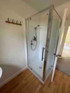 Wairoa‘The Don’ on Hillcrest的带淋浴的浴室和玻璃门