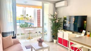 法纳贝海滩Adeje Beach Holiday Home Viña del Mar的带沙发、电视和桌子的客厅