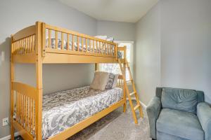 斯帕克斯Sparks Home with Fenced Yard 8 Mi to Dtwn Reno!的一间卧室配有一张双层床和梯子