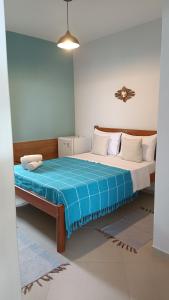 伊尔哈德博伊巴Pousada Divina Vila的一间卧室配有一张带蓝色毯子的床