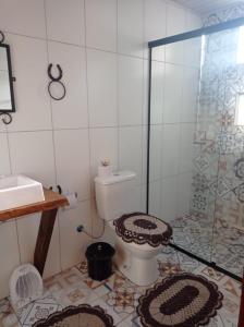 坎巴拉Chalés Corucacas的一间带卫生间和玻璃淋浴间的浴室