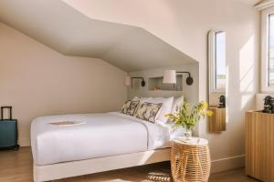 尼斯Yelo Mozart powered by Sonder的卧室配有一张白色的大床和一张桌子