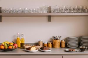 尼斯Yelo Mozart powered by Sonder的厨房,柜台上放有盘子和碗的食物