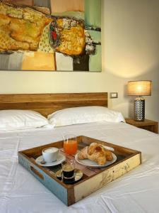东塞斯特里Torre Scribanti的床上的食品托盘,含早餐