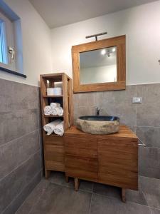 东塞斯特里Torre Scribanti的浴室配有盥洗盆、镜子和毛巾