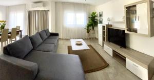 罗阿坦Condominio 2 habitaciones frente al mar的带沙发和电视的客厅