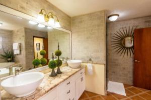 CliftonsThe vintage charm的一间带两个盥洗盆和大镜子的浴室