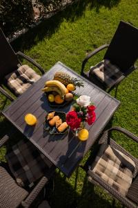 莫斯塔尔Apartman Emina的一张野餐桌,上面放着水果和鲜花
