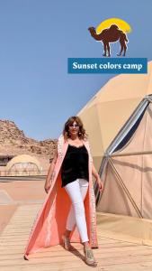 瓦迪拉姆Sunset colors camp的女人站在帐篷旁边