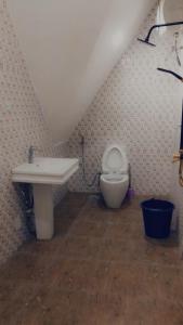 JiduDazzle Hotels and Apartments的一间带水槽和卫生间的浴室