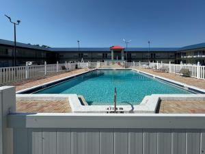 恩格尔伍德Motel 6 Englewood的大楼内的大型游泳池
