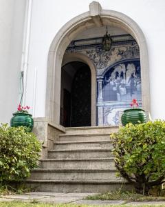 埃斯平霍Espinho Vintage - Alojamento de Charme的白色建筑的入口,设有楼梯