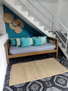 瓜鲁柳斯AEROHOSTEL Brasil的靠楼梯的长凳,有蓝色的枕头