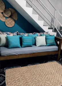 瓜鲁柳斯AEROHOSTEL Brasil的楼梯上配有蓝色和白色枕头的长凳
