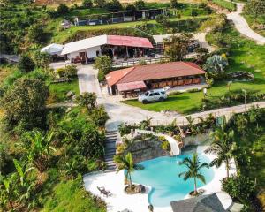 圣拉菲尔Eco Hotel Samaria , Aguas y Bosques的享有带游泳池的度假村的空中景致