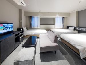 大阪新大阪酒店的酒店客房设有两张床和一台平面电视。