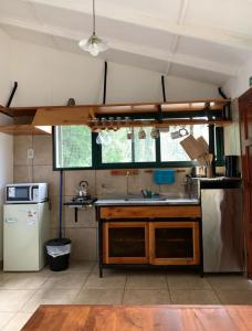 埃博森Camping El Bolson的厨房配有水槽和冰箱
