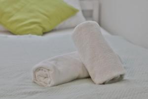 格平根Moderne Ferienwohnungen - Service wie im Hotel的铺在床上的滚动毛巾
