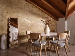 扎金索斯镇Vis di Vardi Luxury Estate的一间带桌椅的用餐室