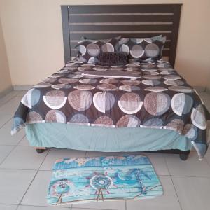 Ga-ManapaneSandton guesthouse的卧室配有一张床和两张地板上的垫子