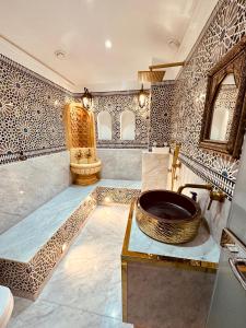 得土安Wilaya Sunset Luxe, Private Jacuzzi & Hamam, Tetuan的一间带碗水槽和卫生间的浴室