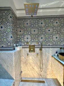 得土安Wilaya Sunset Luxe, Private Jacuzzi & Hamam, Tetuan的浴室的墙壁上铺有黑白瓷砖。