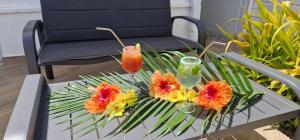 DucosLa villa Tina的一张带鲜花的桌子和饮料
