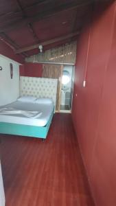 巴尔Cabañas Palos Locos的卧室配有蓝色的床铺,位于红色的墙壁上