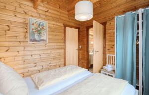 HayingenFerienhaus Neckar 38的一间卧室设有一张床和木墙
