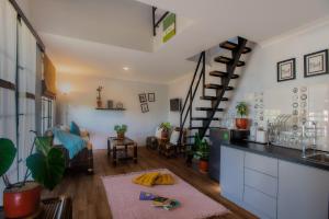 BalongTzy-No Family Cottage的厨房和带螺旋楼梯的客厅