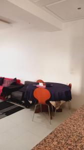 Chott MeriemKalthoum的一间设有两张床和一张桌子及椅子的房间