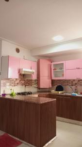 Chott MeriemKalthoum的厨房配有粉红色的橱柜和水槽