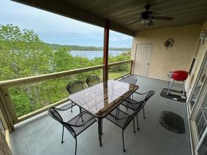 布兰森Lakefront Indian Point Condo with Boat Slip的阳台的天井配有桌椅