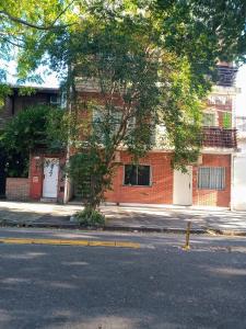 布宜诺斯艾利斯Departamento Villa Urquiza的街道边的红砖建筑