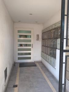 布宜诺斯艾利斯Departamento Villa Urquiza的一间设有门和玻璃瓶架的房间