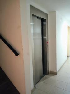 布宜诺斯艾利斯Departamento Villa Urquiza的一间铺有瓷砖地板的客房的电梯门