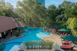 曼谷Royal Orchid Sheraton Hotel and Towers的度假村游泳池的图片