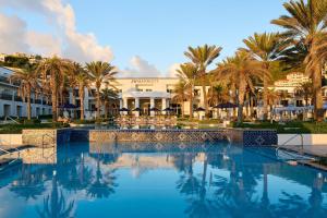 黎明海滩JW Marriott St Maarten Beach Resort & Spa的度假村前的游泳池