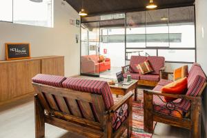 库斯科Net House Cusco的客厅配有两把椅子和一张桌子