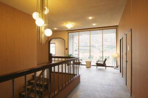 IkataHanaguri-しまなみ海道スマート旅館的走廊设有楼梯,享有房间的景色
