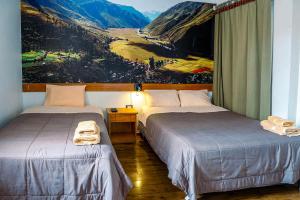 库斯科Net House Cusco的墙上画画的房间里设有两张床