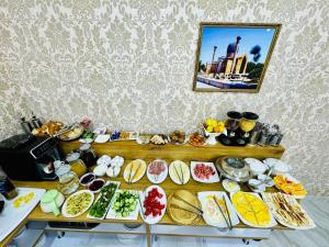 撒马尔罕Samarkand Travel Hotel的自助餐,餐桌上摆满了食物