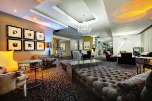 约翰内斯堡梅尔罗斯拱门火&冰!普罗提酒店的带沙发和桌子的大型客厅