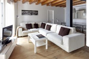 阿蒂斯Val Arties 3 by FeelFree Rentals的客厅配有白色的沙发和桌子